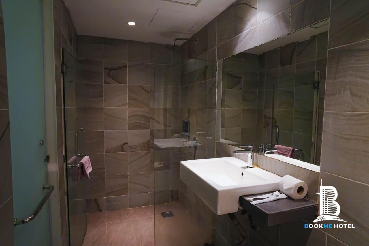Bookme Hotel Джохор Бахру Екстериор снимка